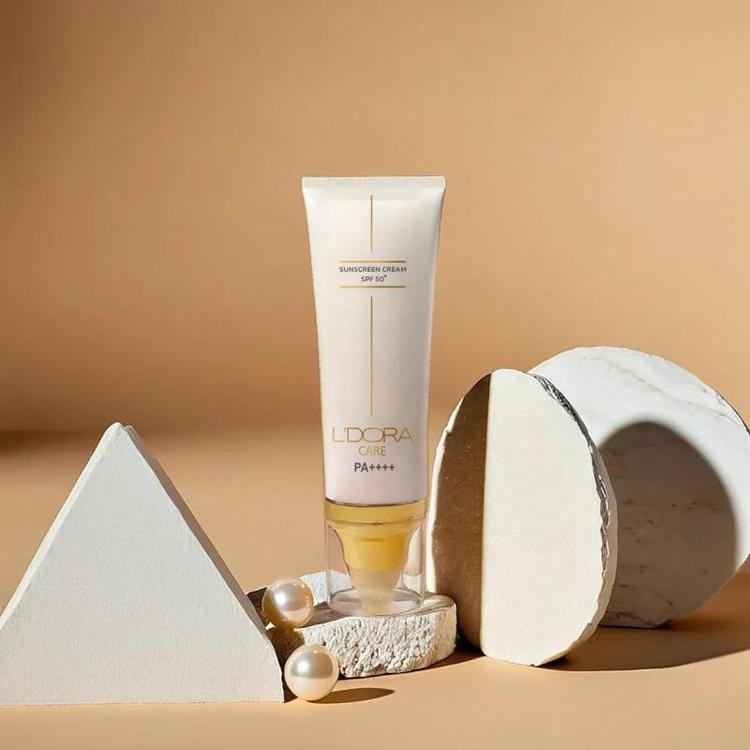 کرم ضدآفتاب +SPF50 بی رنگ مناسب انواع پوست لدورا کر ۸۰ml